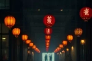 雨后初晴的院子，晾衣绳上挂着滴水的衣物