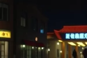 老巷子里一只橘猫蹲在矮墙上，身后是晾衣绳与斑驳墙面